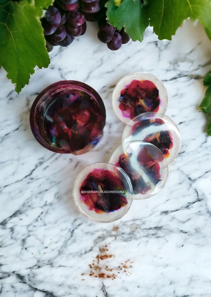 Posavasos de resina con flores prensadas.